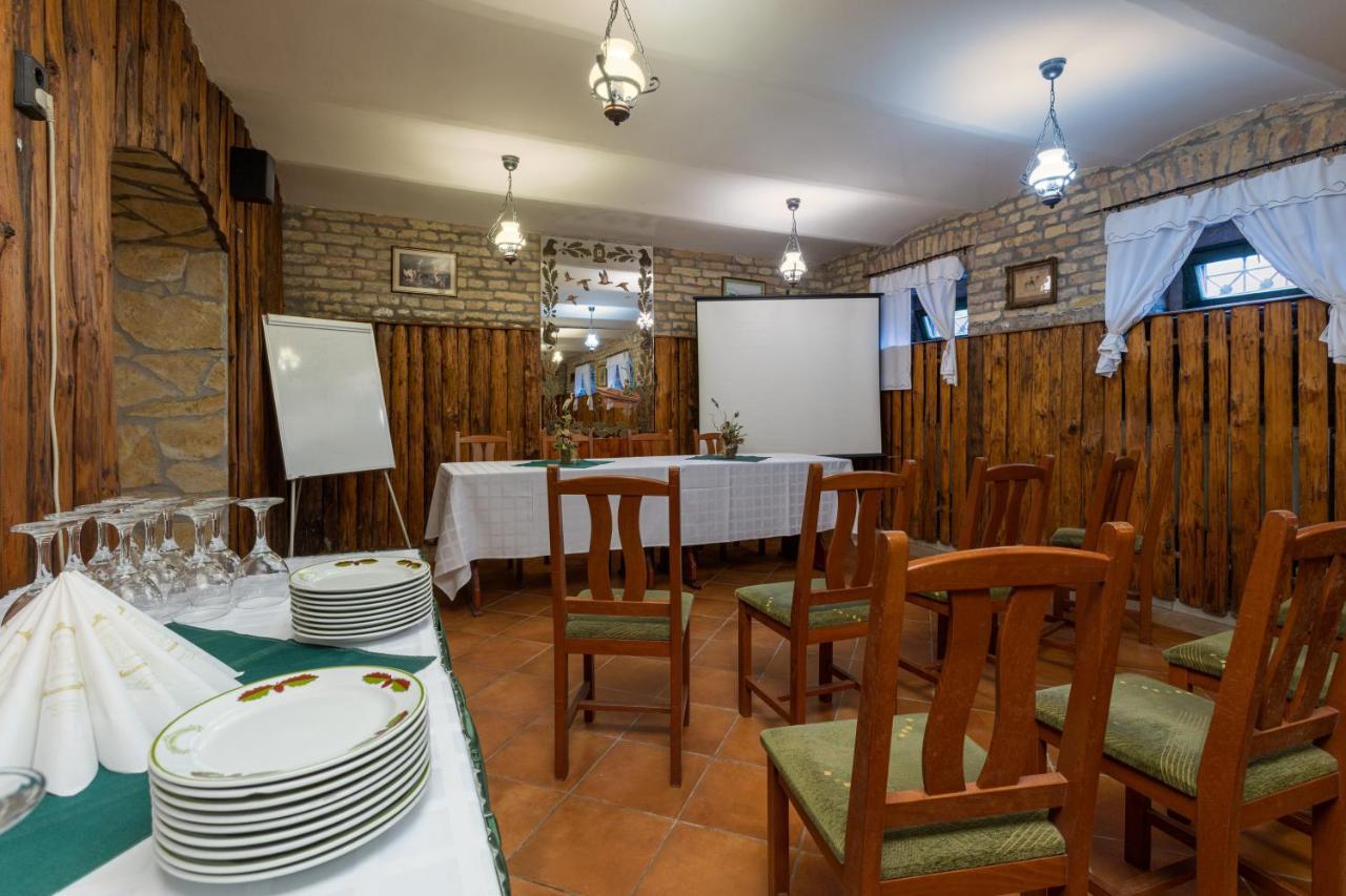 Illes Hotel Segedin Dış mekan fotoğraf