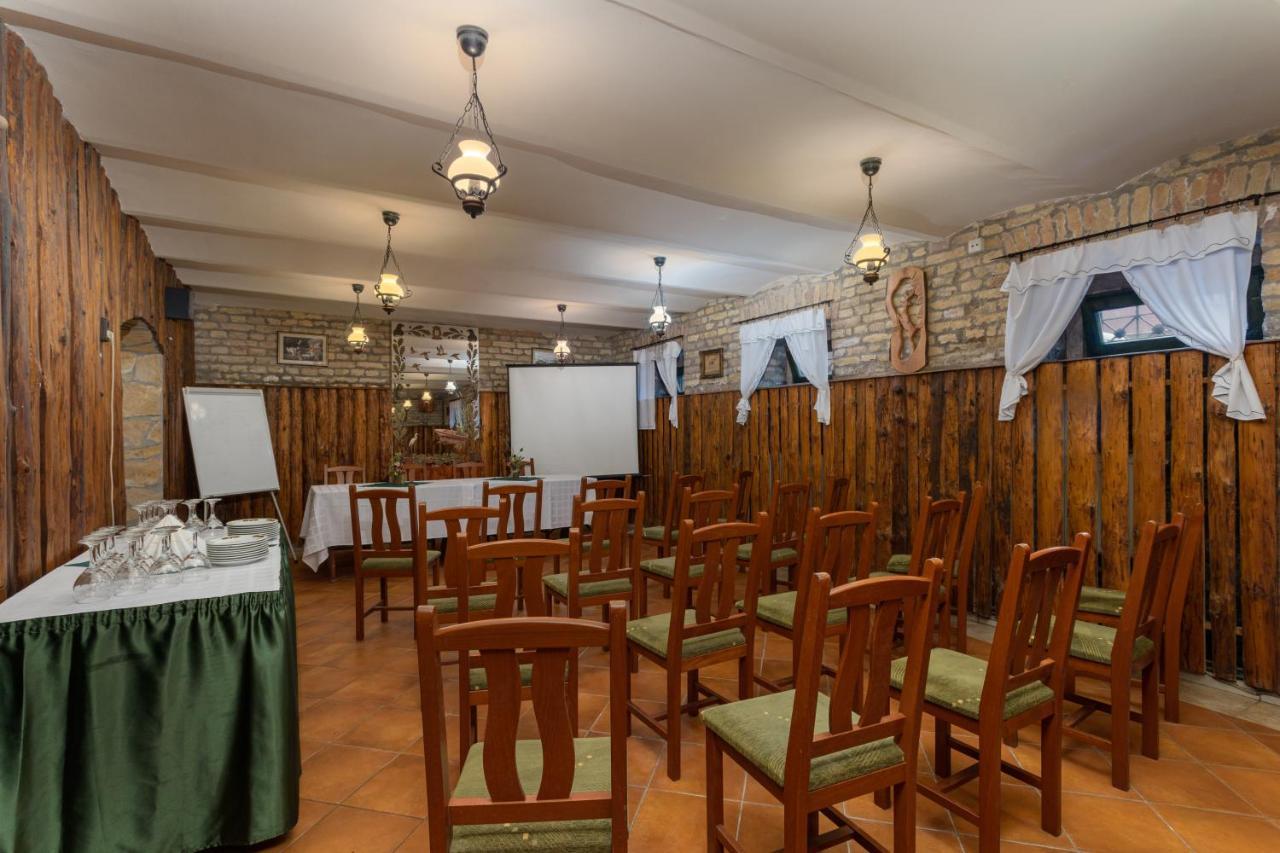 Illes Hotel Segedin Dış mekan fotoğraf