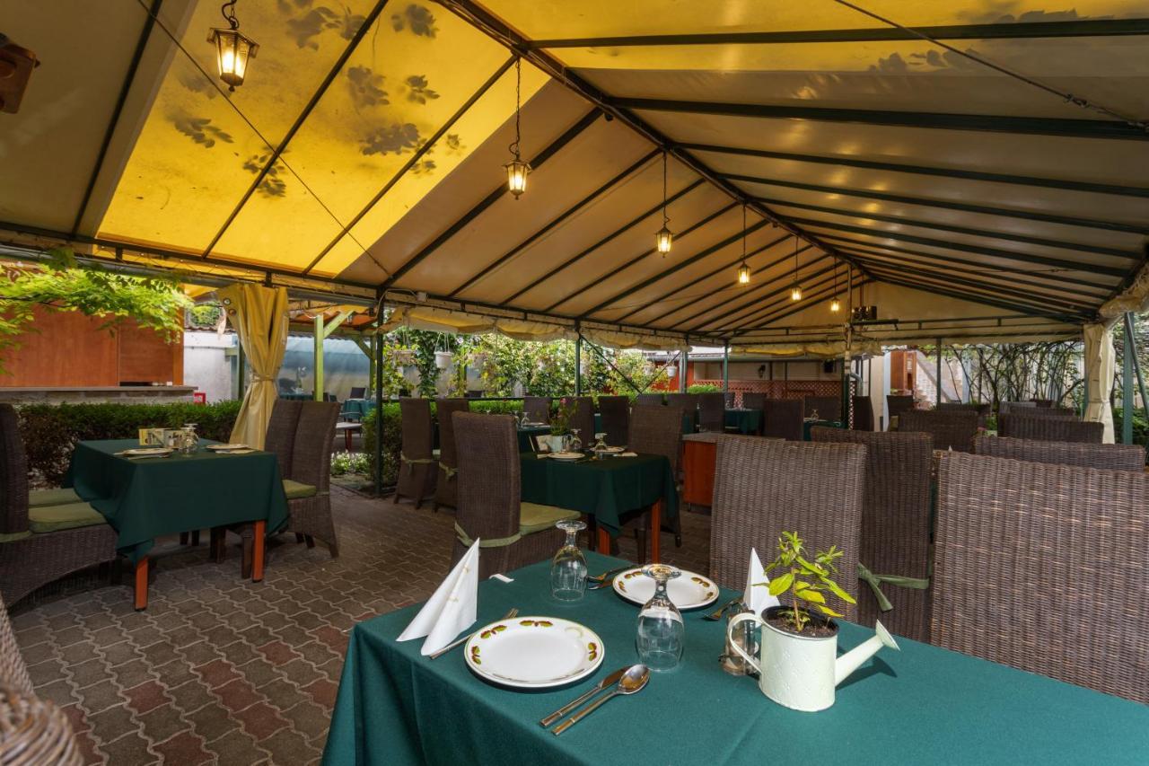 Illes Hotel Segedin Dış mekan fotoğraf